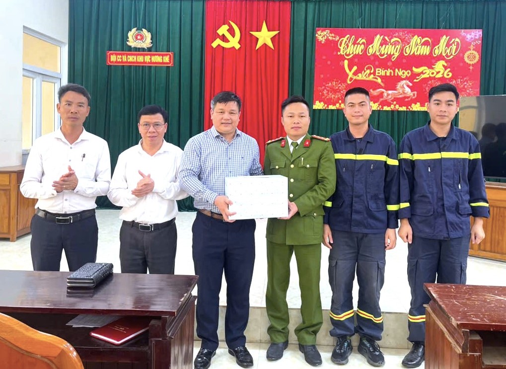 Lãnh đạo xã Hương Khê thăm, chúc Tết các đơn vị làm nhiệm vụ trực Tết