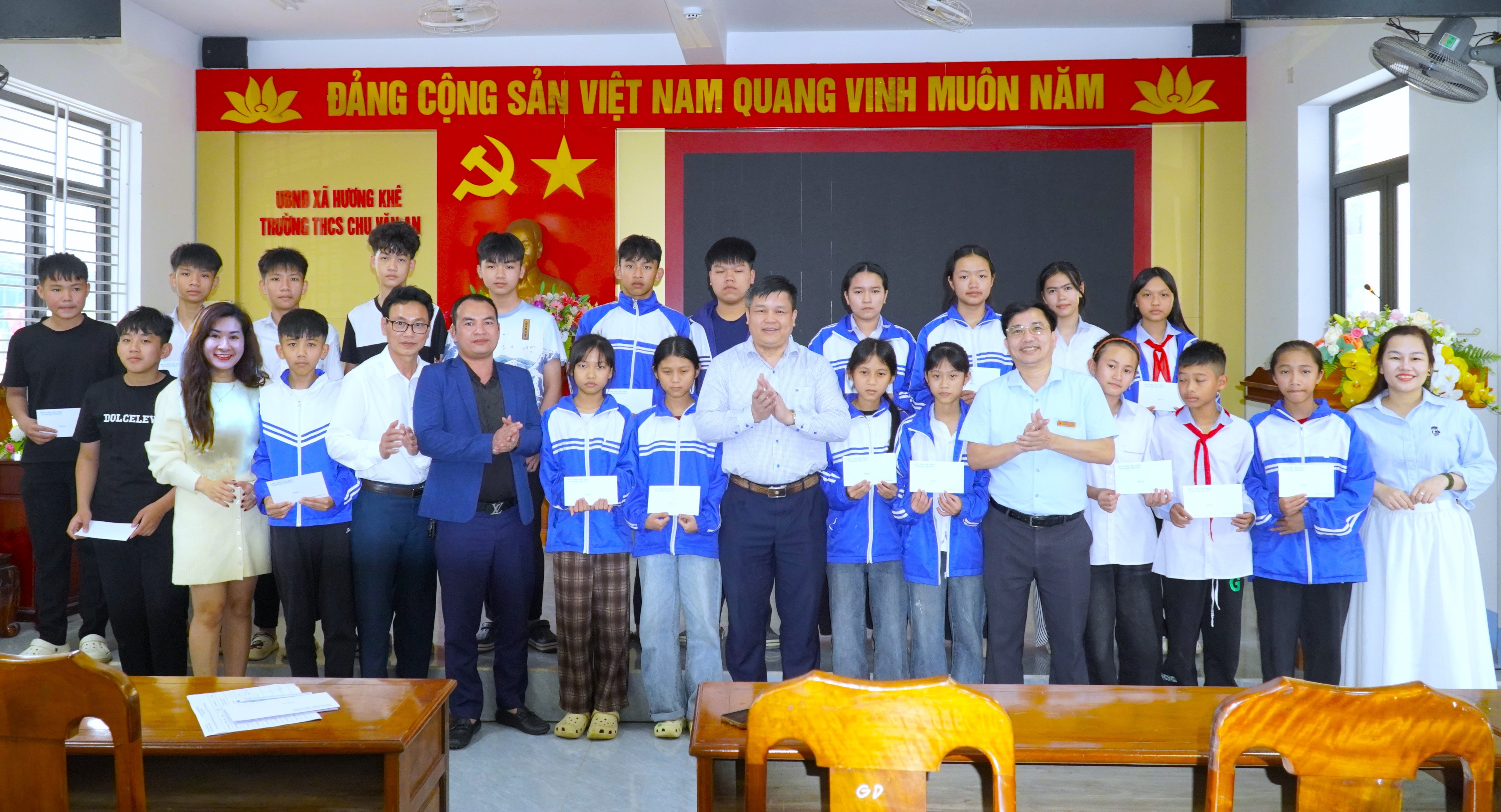 Công ty TNHH Đăng Nguyễn và Công ty TNHH Đan Nguyên trao 29 suất quà Tết cho trẻ mồ côi xã Hương Khê