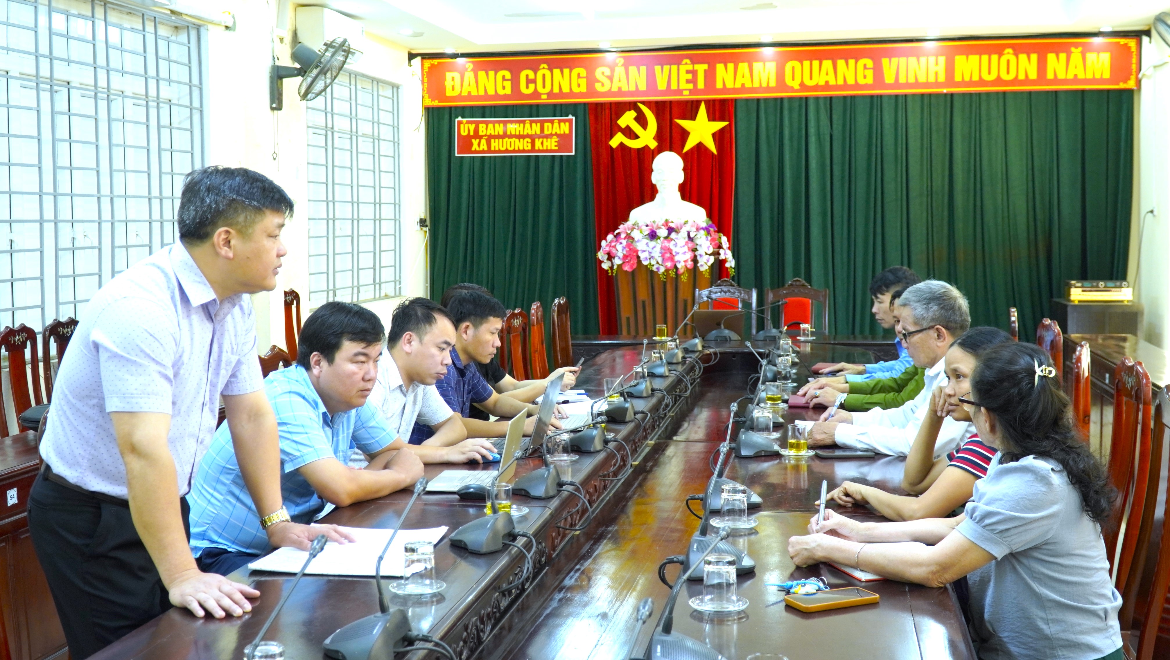 Lãnh đạo UBND xã Hương Khê làm việc với các hộ dân liên quan đến lấn chiếm đất đai tại thôn 11