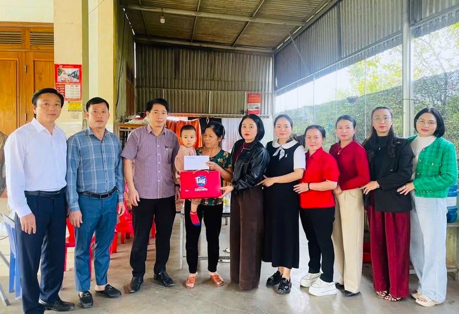 4 trẻ mồ côi ở xã Hương Khê được nhận đỡ đầu với tổng kinh phí gần 45 triệu đồng