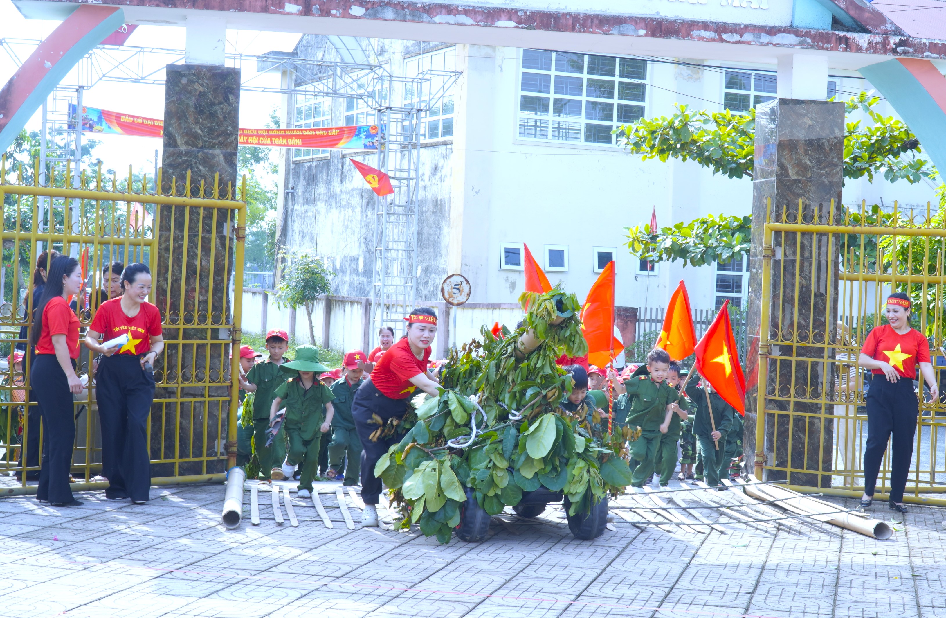 Trường Mầm non Phú Gia tổ chức hoạt động trải nghiệm “Việt Nam trong trái tim em” chào mừng ngày 30/4
