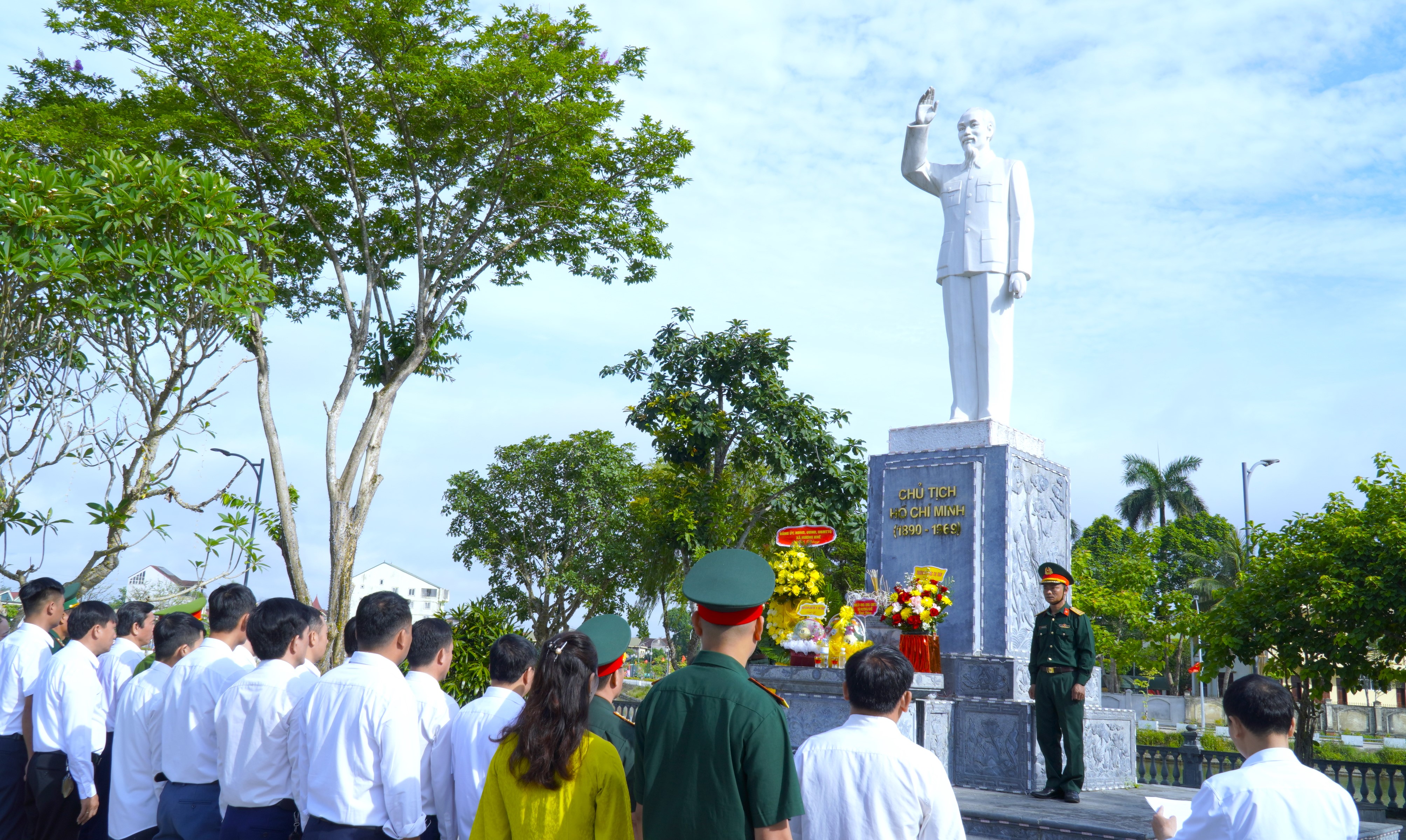 Lãnh đạo xã Hương Khê dâng hoa, dâng hương tại Tượng đài Bác Hồ nhân kỷ niệm 136 năm ngày sinh của Người