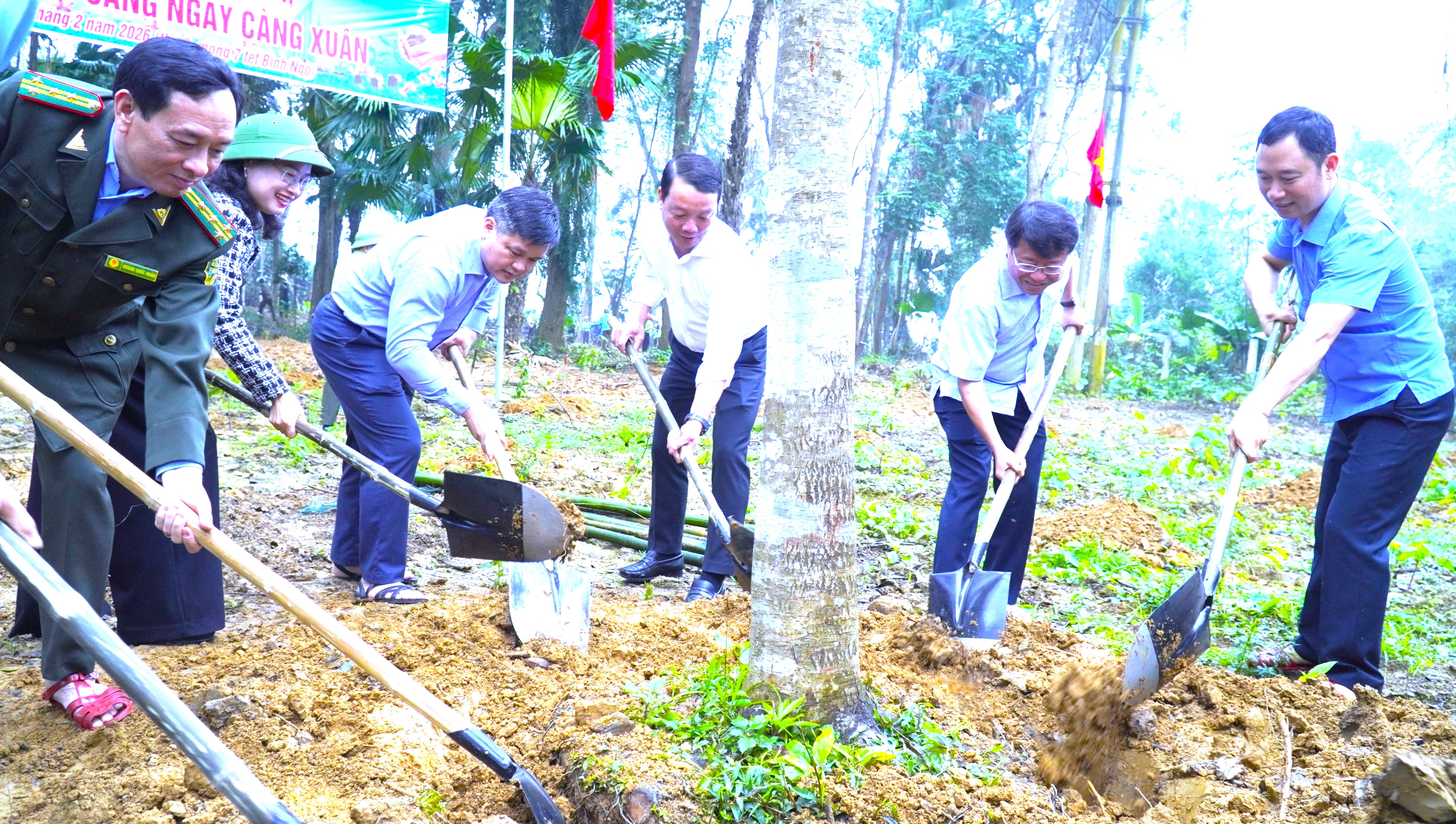 Chủ tịch UBND tỉnh tham dự “Tết trồng cây đời đời nhớ ơn Bác Hồ” tại xã Hương Khê