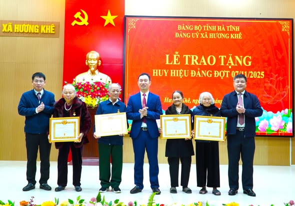 21 đảng viên xã Hương Khê được nhận huy hiệu Đảng dịp 7/11
