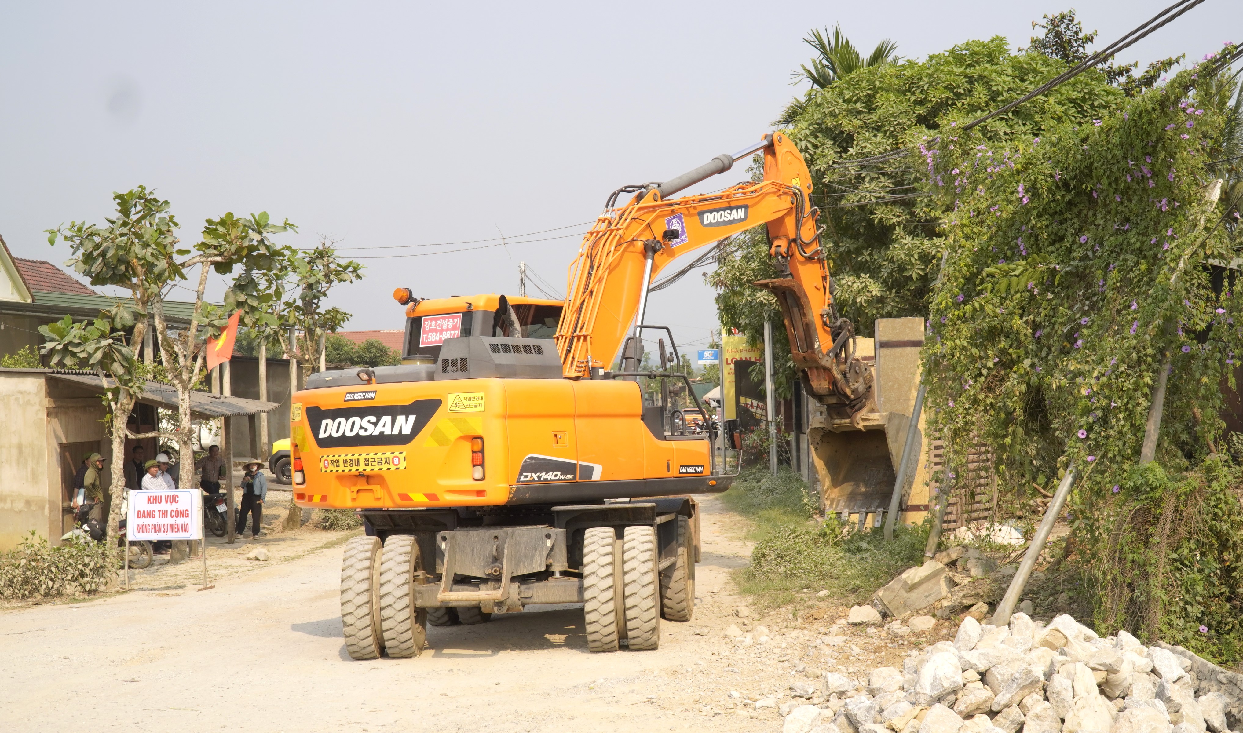 Người dân bàn giao mặt bằng thi công dự án Huyện lộ 1 đoạn qua thôn Thượng Bình, xã Hương Khê
