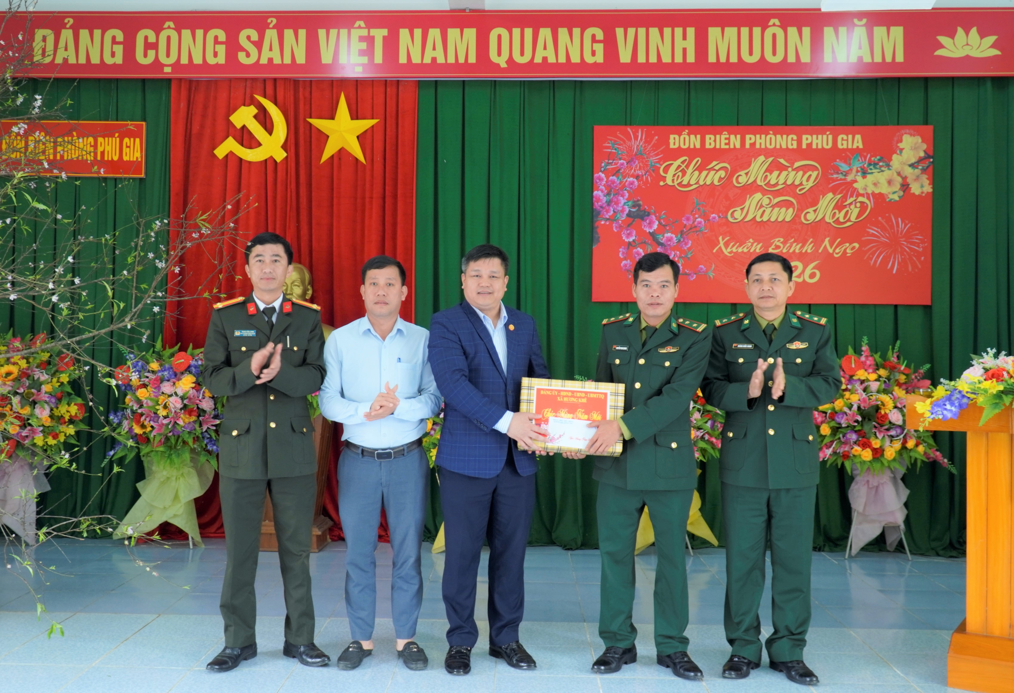 Chủ tịch UBND xã Hương Khê thăm, chúc Tết Đồn Biên phòng Phú Gia nhân dịp Tết Nguyên đán Bính Ngọ 