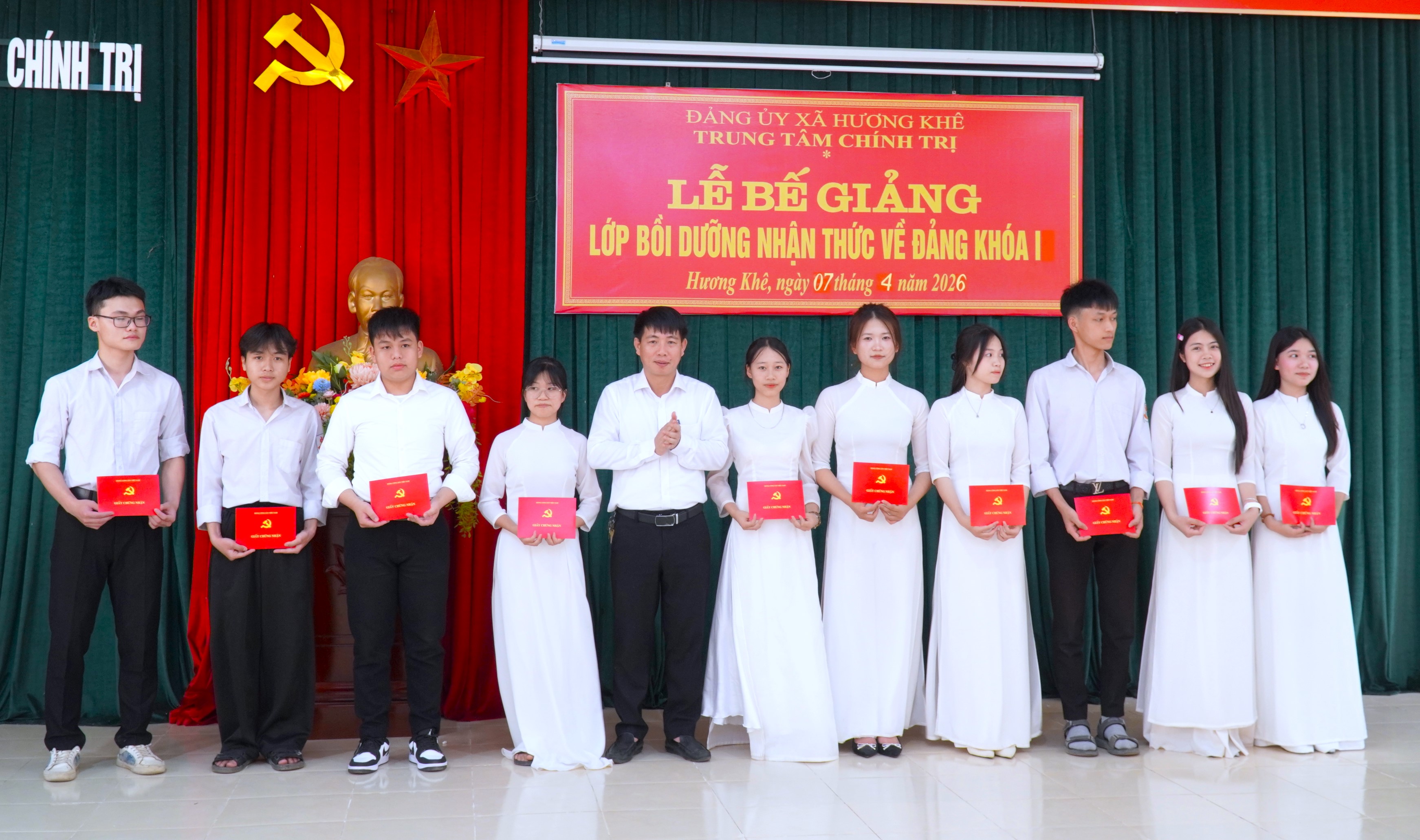 Trung tâm Chính trị xã Hương Khê bế giảng lớp bồi dưỡng nhận thức về Đảng khóa I năm 2026