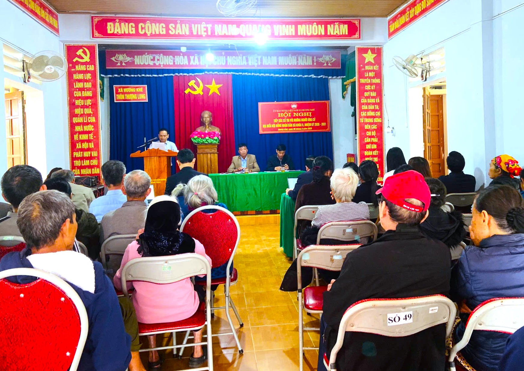 Đại biểu ứng cử HĐND xã Hương Khê tiếp xúc cử tri, vận động bầu cử tại các tổ bầu cử