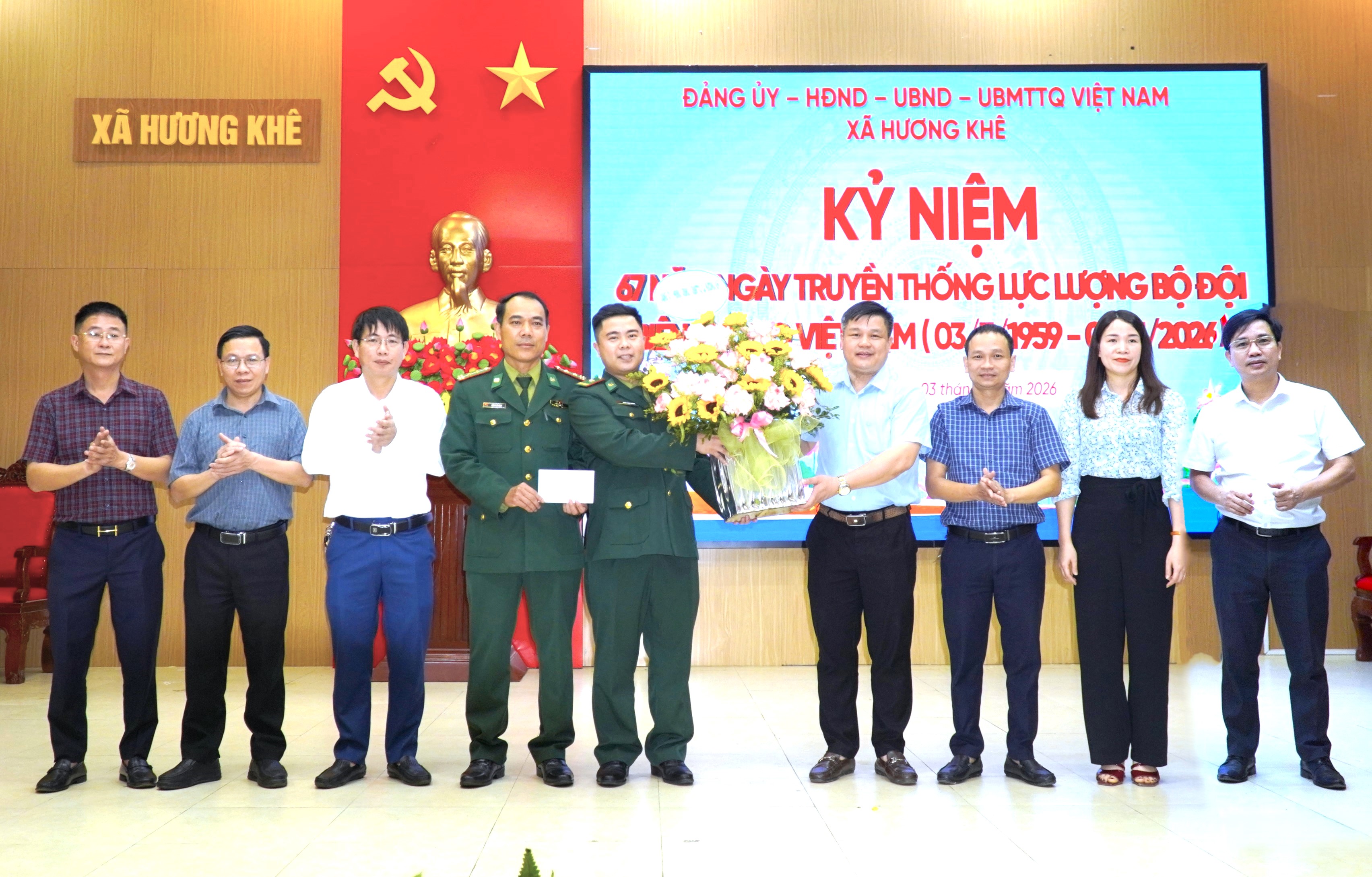 Lãnh đạo xã Hương Khê tặng hoa chúc mừng Đồn Biên phòng Phú Gia nhân kỷ niệm 67 năm Ngày truyền thống Bộ đội Biên phòng