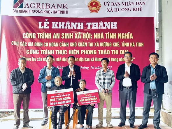 XÃ HƯƠNG KHÊ TỔ CHỨC LỄ TRAO TÀI TRỢ NHÀ TÌNH NGHĨA CHO CÁC HỘ GIA ĐÌNH KHÓ KHĂN