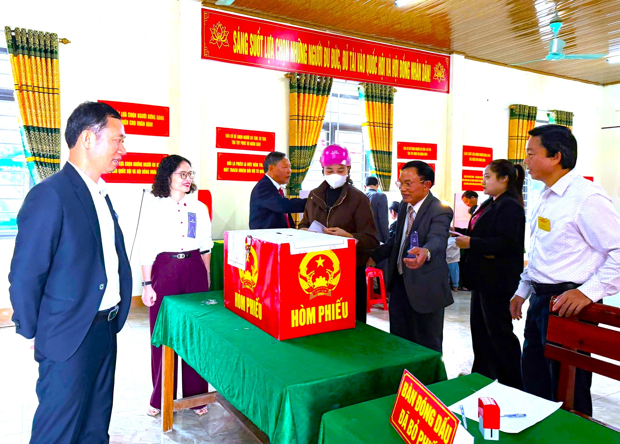 Hơn 19.240 cử tri xã Hương Khê tham gia ngày hội bầu cử tại 26 khu vực bỏ phiếu