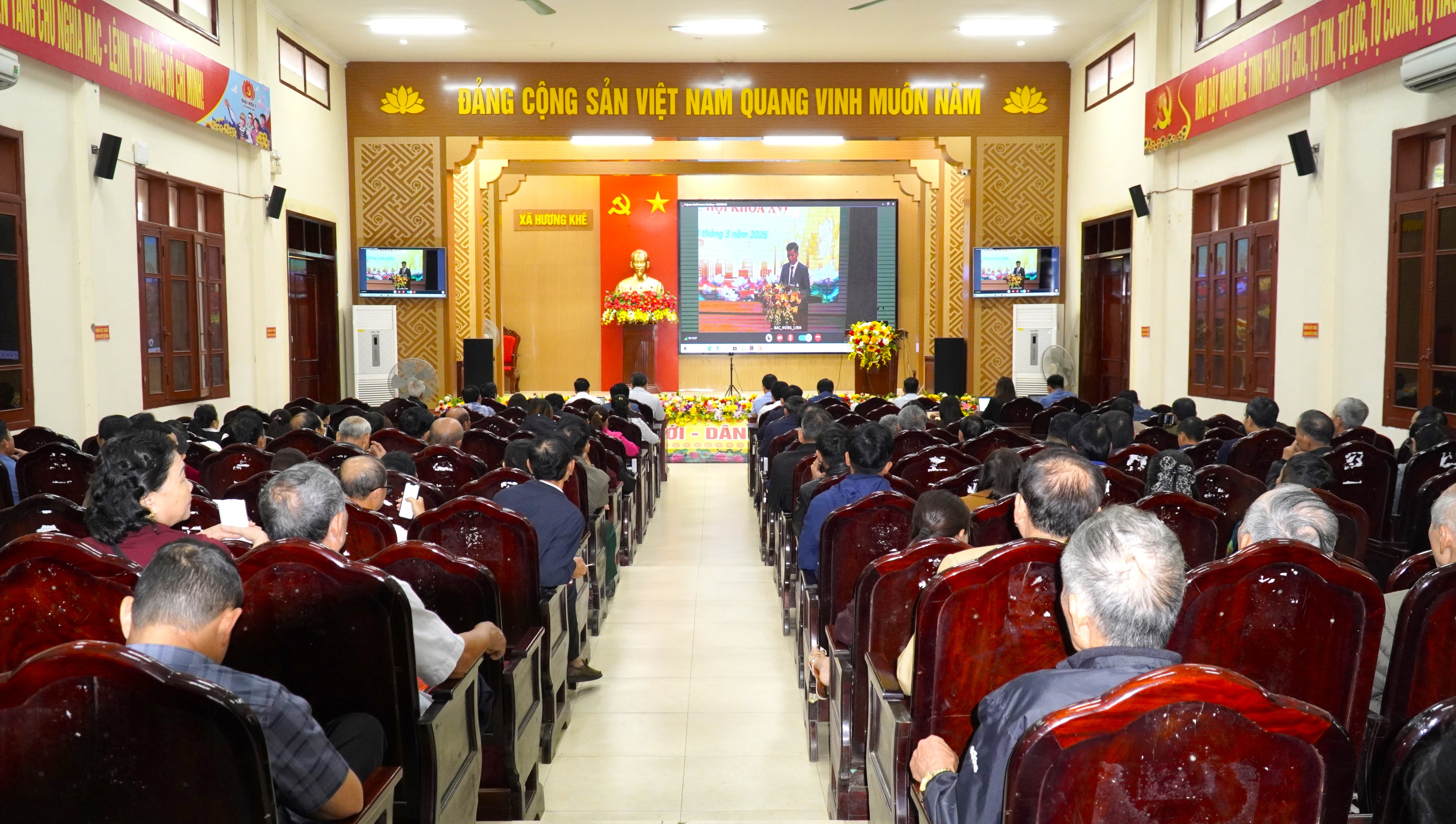 Đồng chí Phạm Gia Túc và các ứng cử viên ĐBQH khóa XVI tiếp xúc cử tri tại đơn vị bầu cử số 3, tỉnh Hà Tĩnh