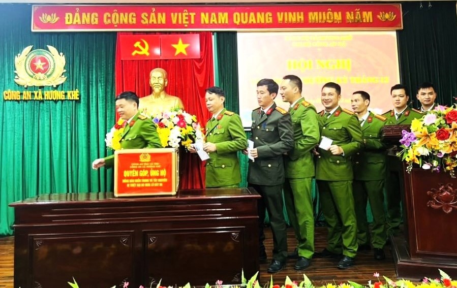 Công an xã Hương Khê phát động ủng hộ Nhân dân các tỉnh miền Trung, Tây Nguyên khắc phục thiệt hại do mưa lũ