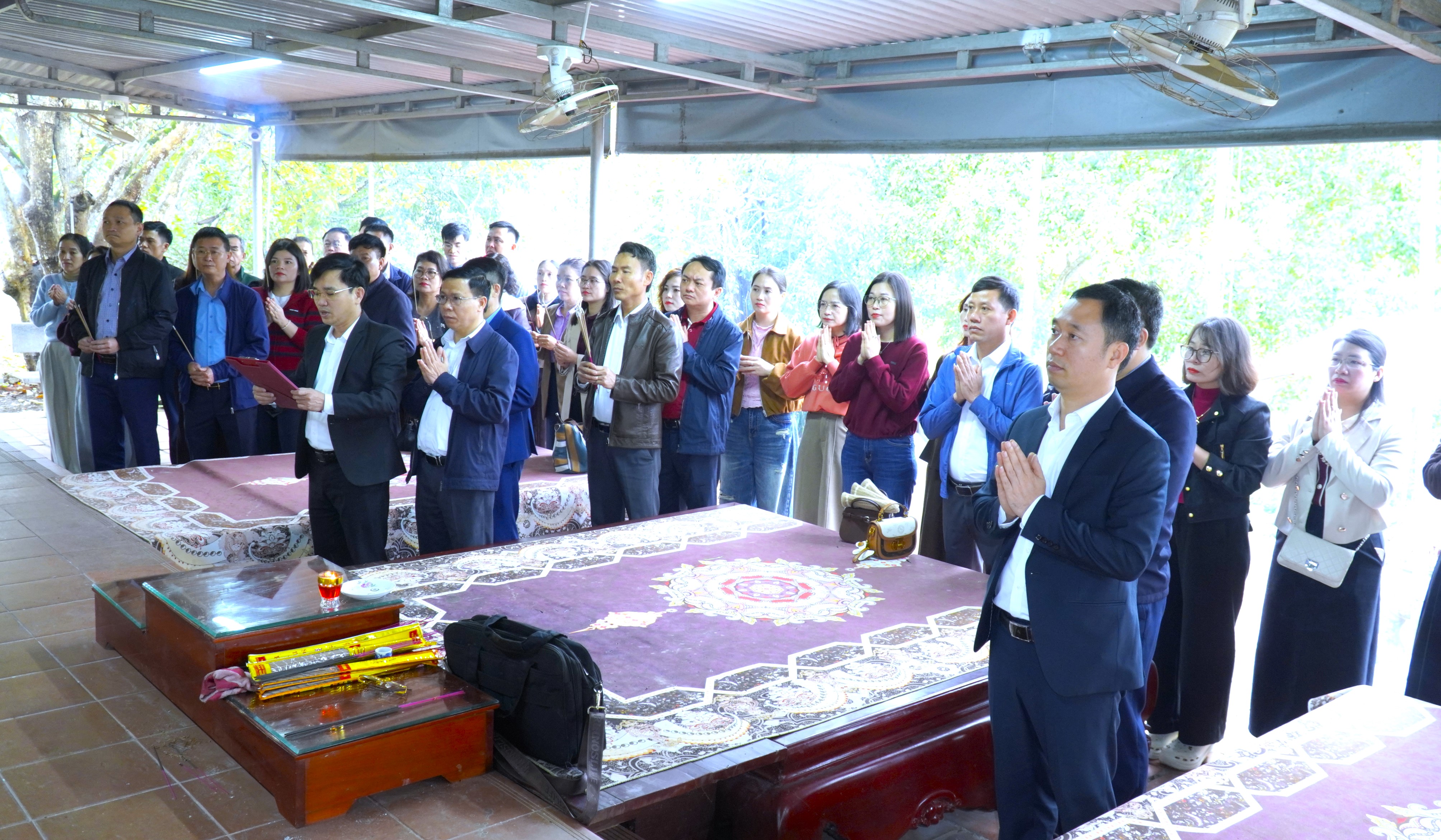 Lãnh đạo xã Hương Khê dâng hương tại các di tích lịch sử, văn hóa nhân dịp đầu Xuân Bính Ngọ 2026