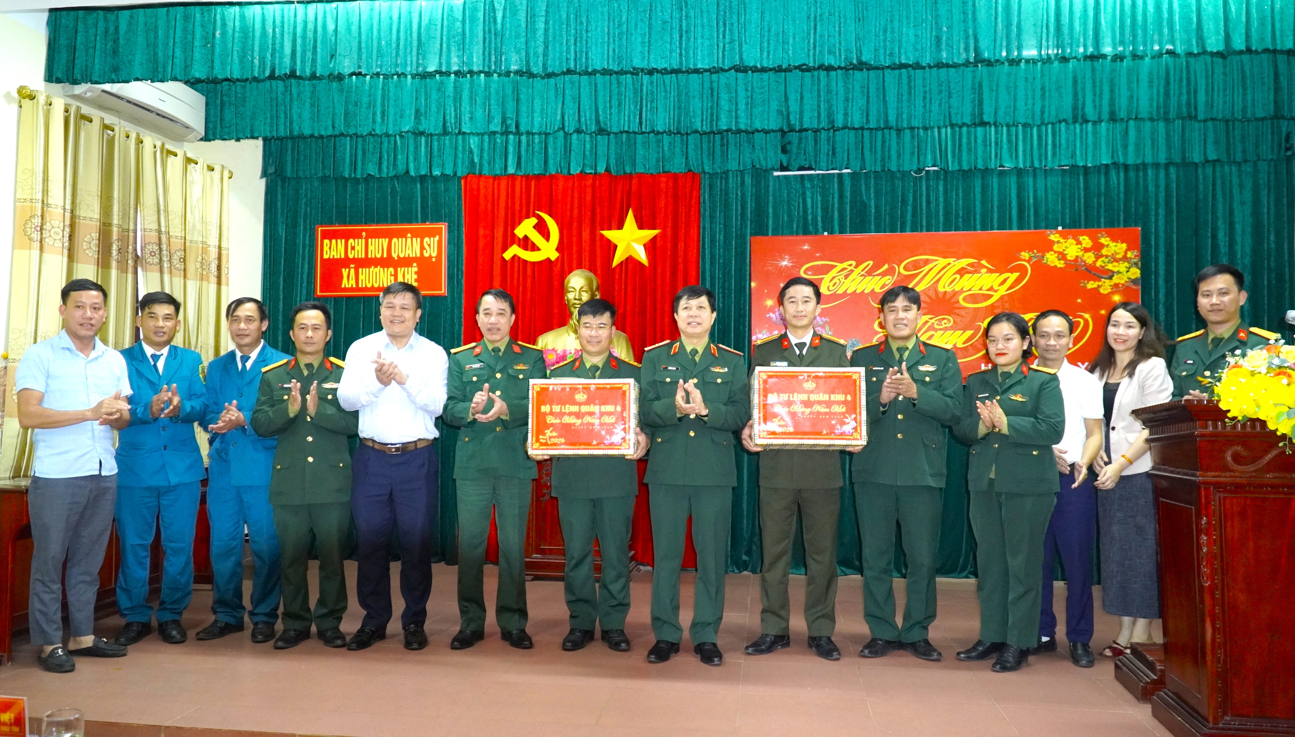 Thiếu tướng Lê Văn Trung, Phó Chính ủy Quân khu 4 chúc Tết Ban Chỉ huy Quân sự xã Hương Khê