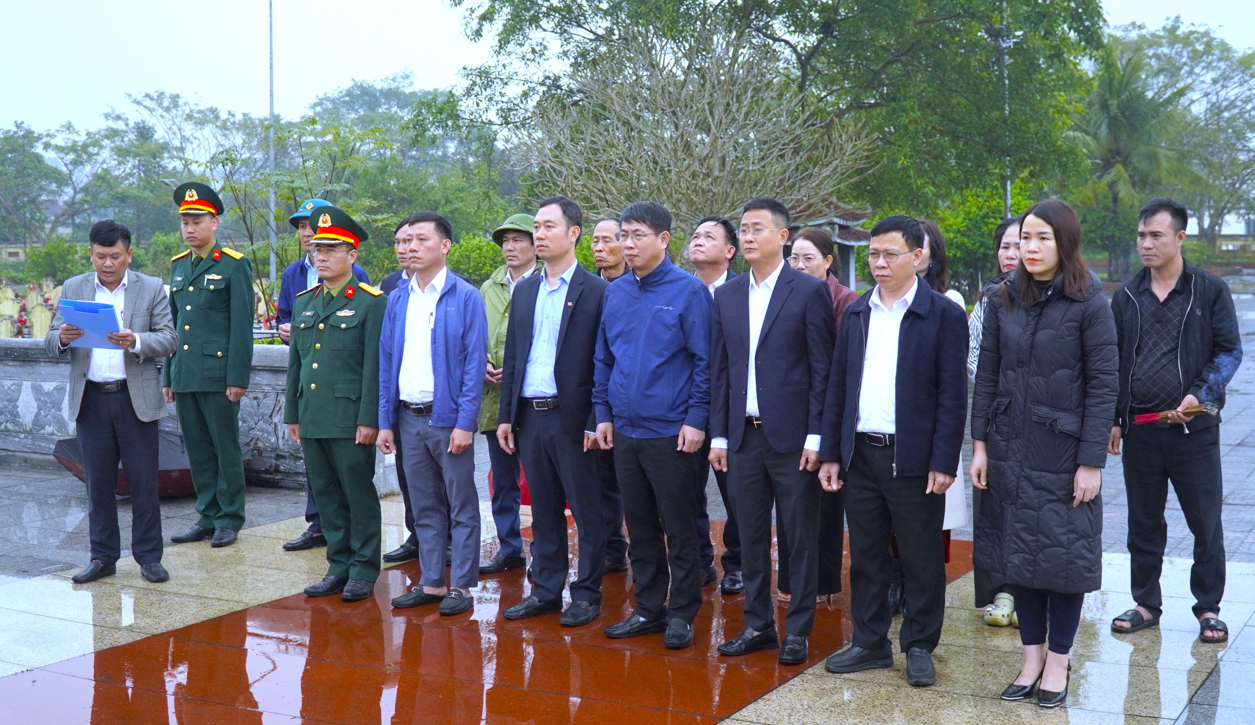 Lãnh đạo xã Hương Khê dâng hương tri ân các Anh hùng Liệt sĩ nhân kỷ niệm 96 năm Ngày thành lập Đảng Cộng sản Việt Nam