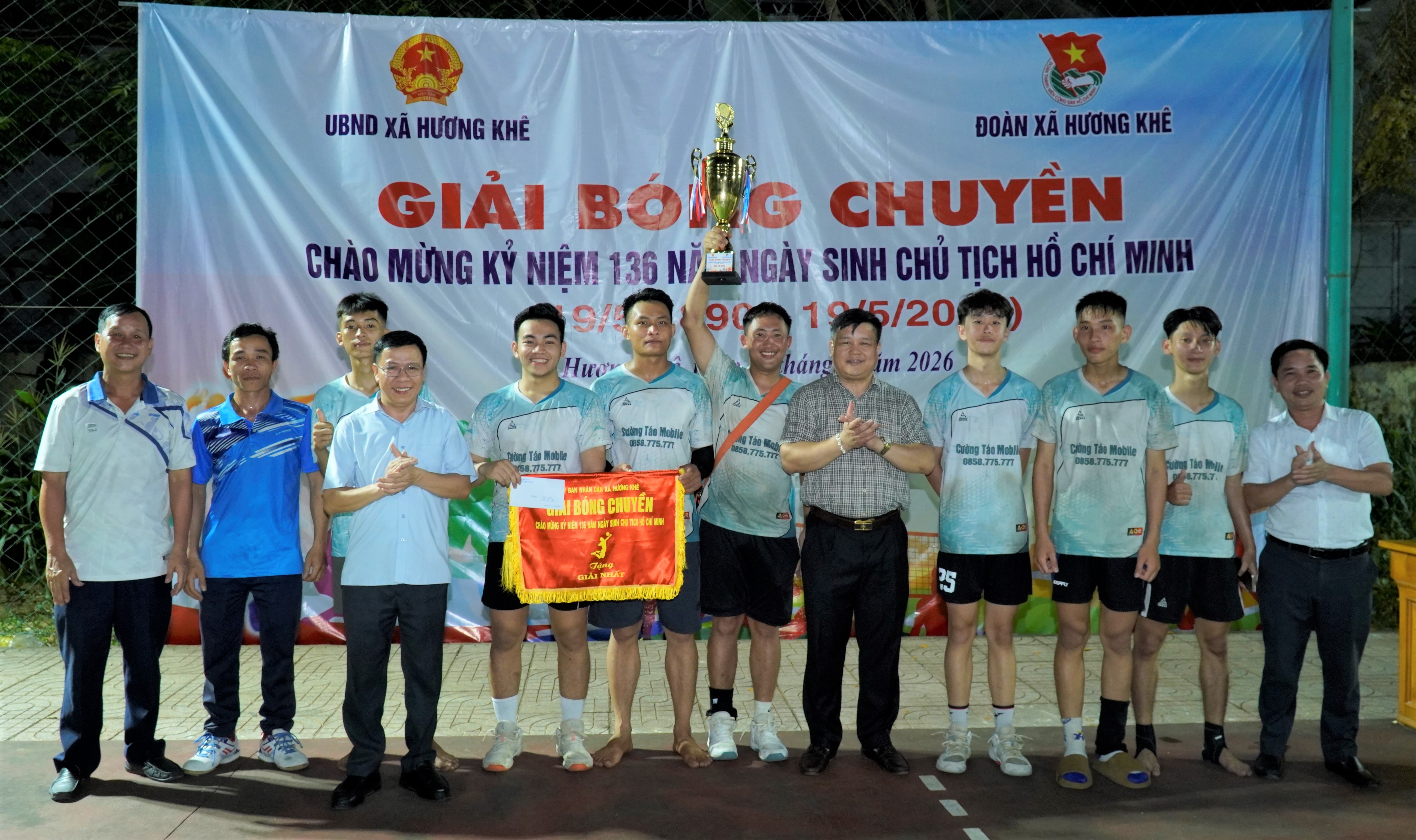 Đội bóng chuyền da nam thôn 15 giành chức vô địch giải bóng chuyền chào mừng 136 năm Ngày sinh Chủ tịch Hồ Chí Minh