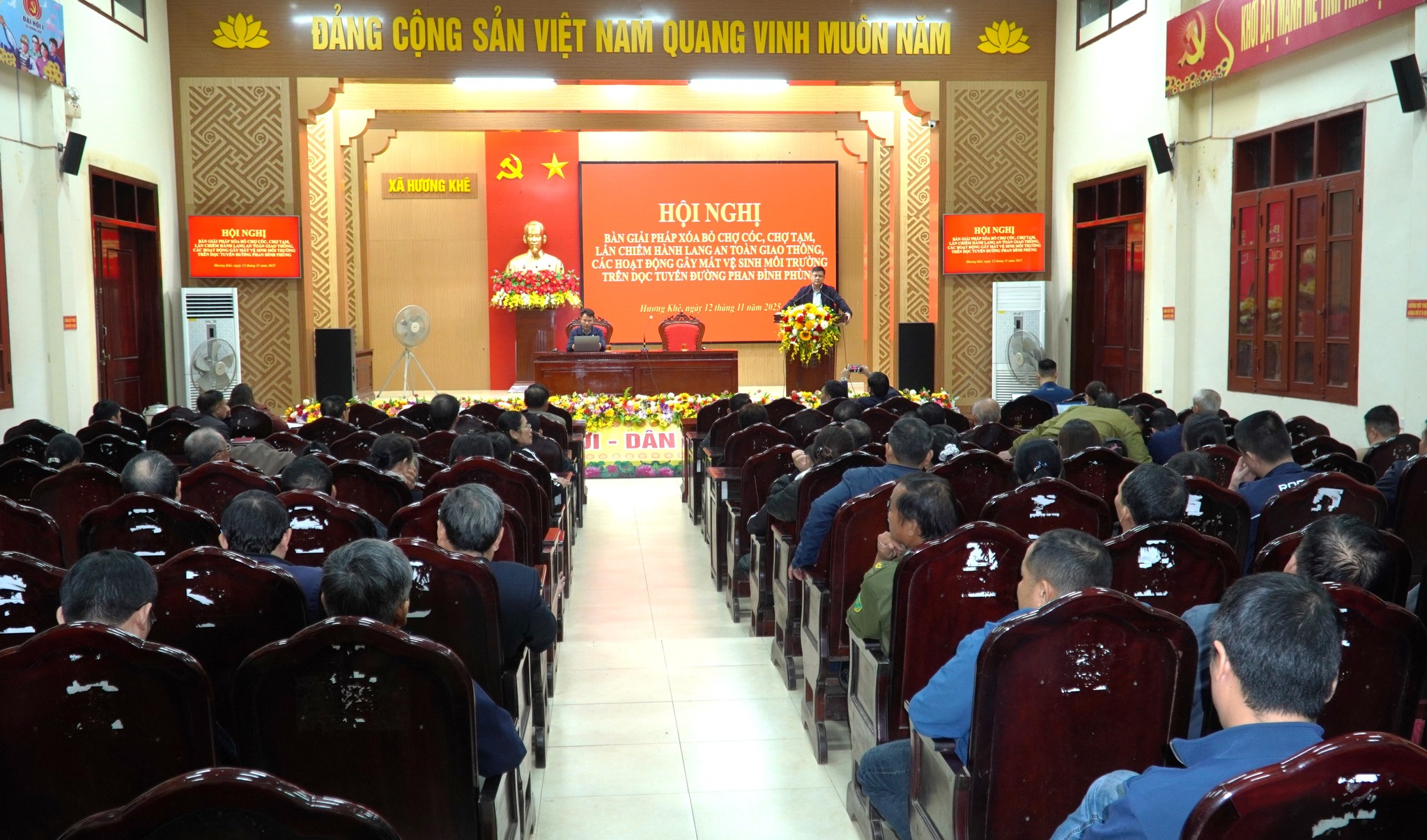 UBND xã Hương Khê bàn giải pháp xóa bỏ chợ cóc, chợ tạm lấn chiếm hành lang ATGT trên tuyến đường Phan Đình Phùng