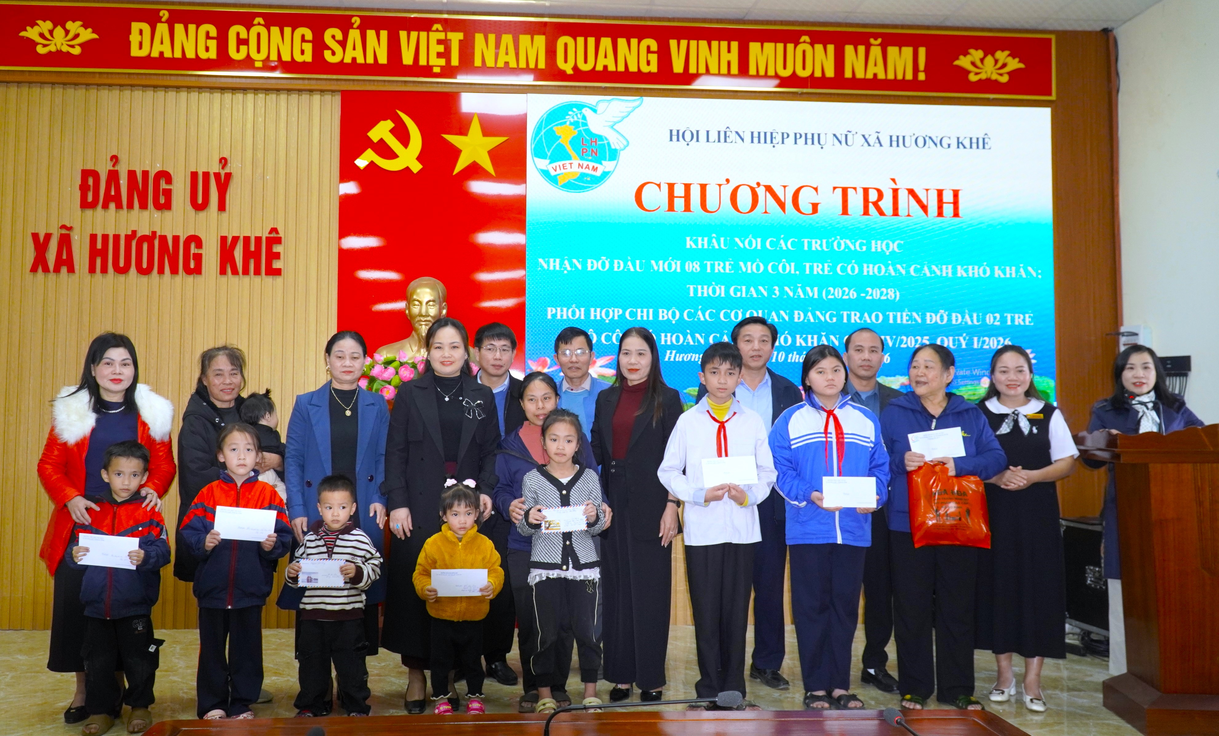 8 trẻ mồ côi xã Hương Khê được các trường học trên địa bàn nhận đỡ đầu