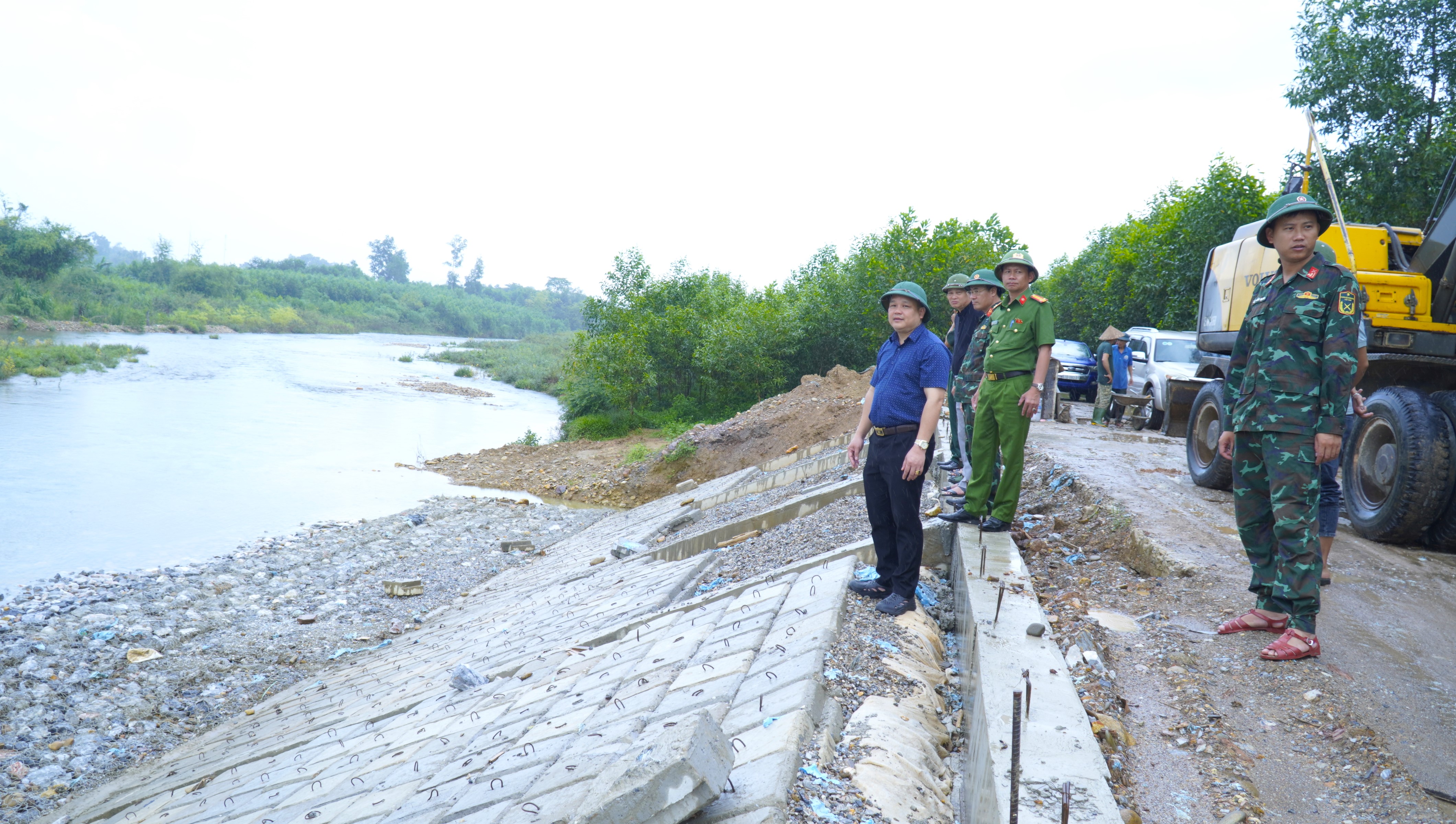 Lãnh đạo xã Hương Khê kiểm tra công tác ứng phó với mưa lũ