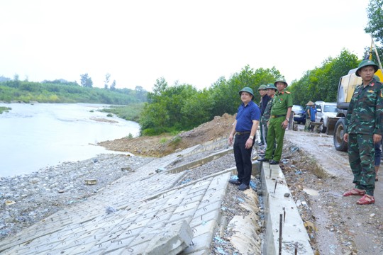 Lãnh đạo xã Hương Khê kiểm tra công tác ứng phó với mưa lũ 