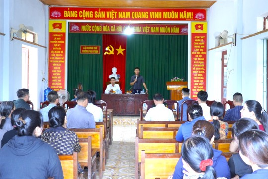 UBND xã Hương Khê làm việc với các hộ kinh doanh, thống nhất triển khai dự án sửa chữa, nâng cấp Chợ Gia