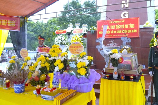 Truy điệu, an táng 2 hài cốt liệt sĩ tại Nghĩa trang Liệt sĩ xã Hương Khê