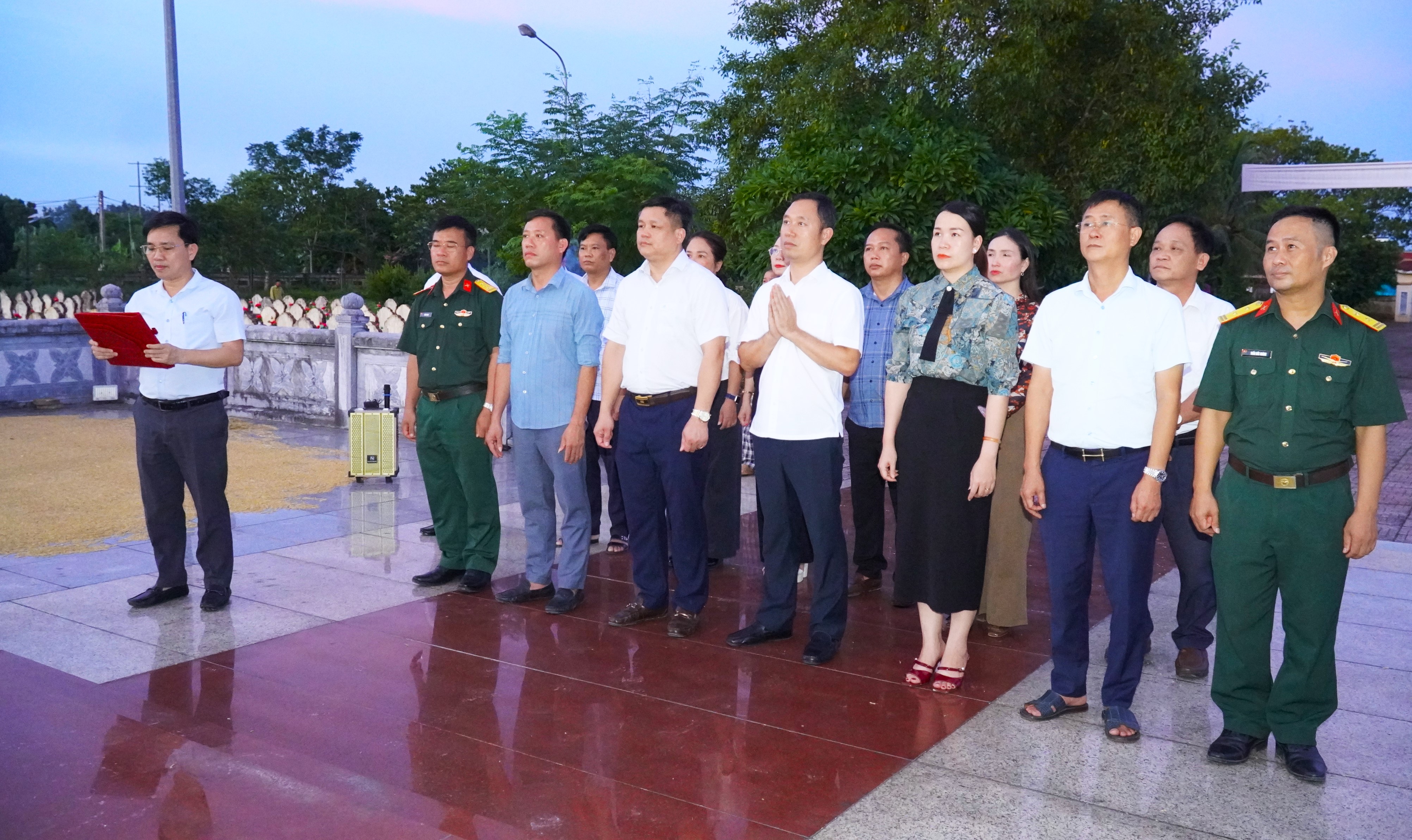 Lãnh đạo xã Hương Khê dâng hương tại Nghĩa trang Liệt sĩ và Tượng đài Bác Hồ nhân kỷ niệm 81 năm Cách mạng Tháng Tám và Quốc khánh 2/9