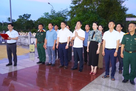 Lãnh đạo xã Hương Khê dâng hương tại Nghĩa trang Liệt sĩ và Tượng đài Bác Hồ nhân kỷ niệm 81 năm Cách mạng Tháng Tám và Quốc khánh 2/9 