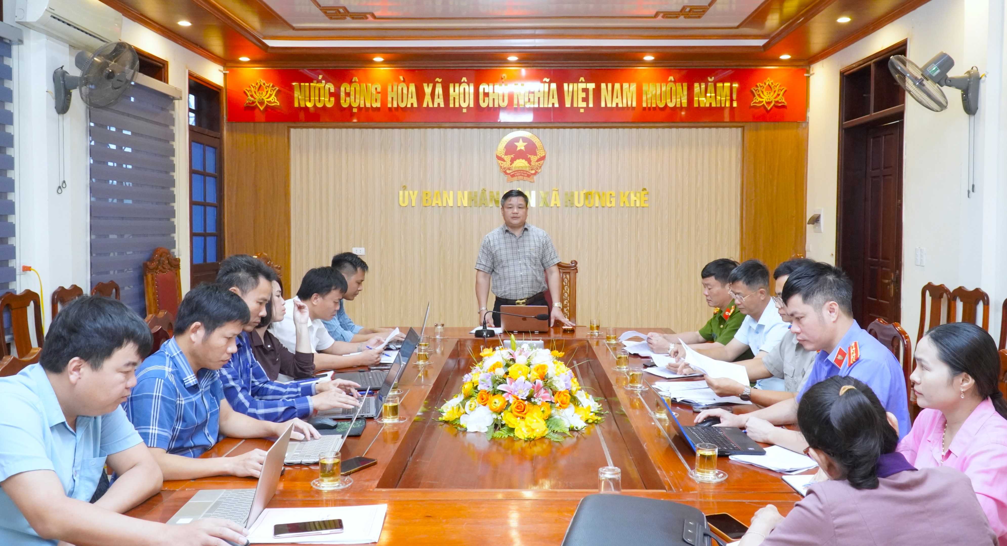 UBND xã Hương Khê làm việc, cho ý kiến xử lý đơn kiến nghị của công dân liên quan đến đất đai