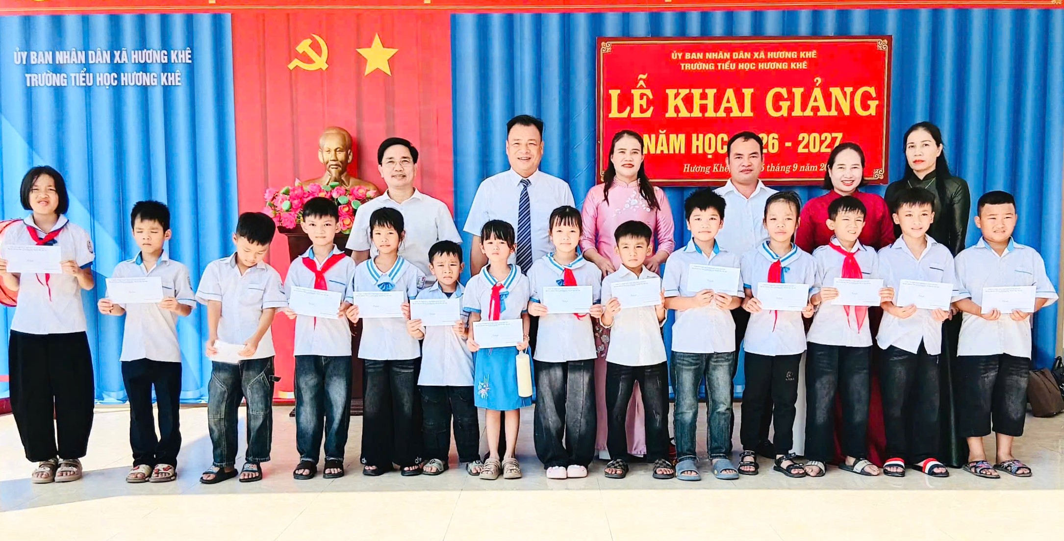 Công ty TNHH xuất nhập khẩu Đăng Nguyễn tặng 60 suất quà cho học sinh có hoàn cảnh khó khăn tại xã Hương Khê