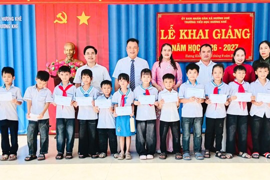 Công ty TNHH xuất nhập khẩu Đăng Nguyễn tặng 60 suất quà cho học sinh có hoàn cảnh khó khăn tại xã Hương Khê 