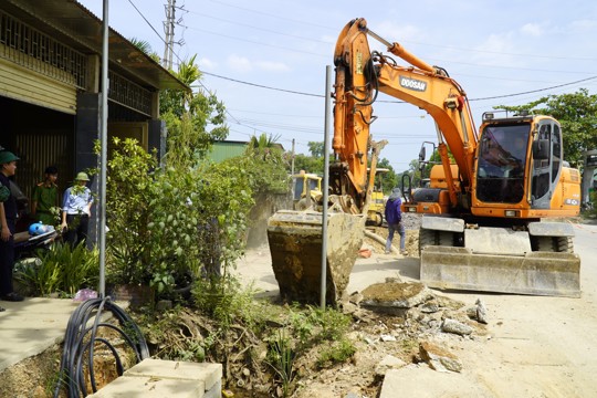 Bảo vệ thi công tuyến đường Hồ Chí Minh vào khu vực biên giới