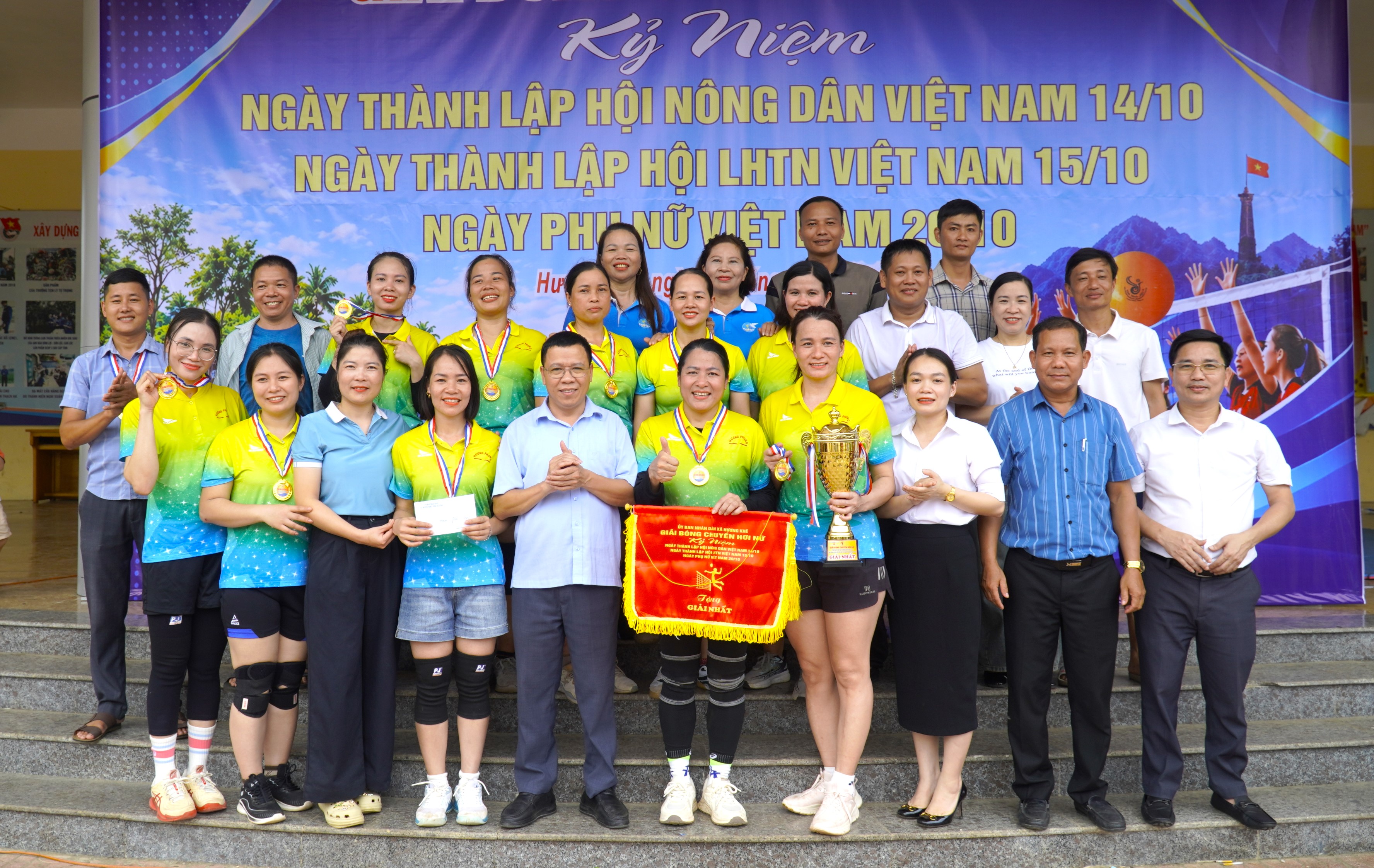 Đội bóng chuyền hơi nữ thôn Hương Phong giành Cúp vô địch Giải bóng chuyền hơi nữ xã Hương Khê năm 2026