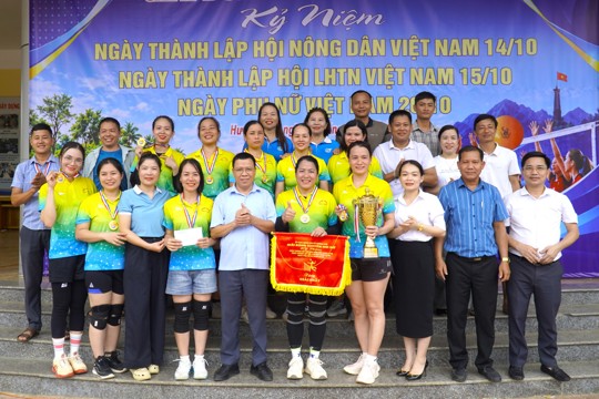 Đội bóng chuyền hơi nữ thôn Hương Phong giành Cúp vô địch Giải bóng chuyền hơi nữ xã Hương Khê năm 2026 
