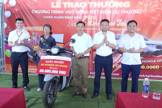 Agribank Chi nhánh Hương Khê – Hà Tĩnh II trao thưởng cho khách hàng trúng thưởng Chương trình “Chào xuân Bính Ngọ 2026 - Gửi lộc phát tài”