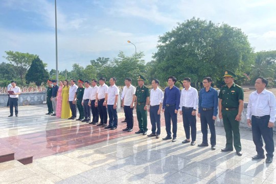 Lãnh đạo xã Hương Khê dâng hoa, dâng hương tưởng niệm các Anh hùng Liệt sỹ và Chủ tịch Hồ Chí Minh nhân kỷ niệm 79 năm Ngày Thương binh – Liệt sỹ