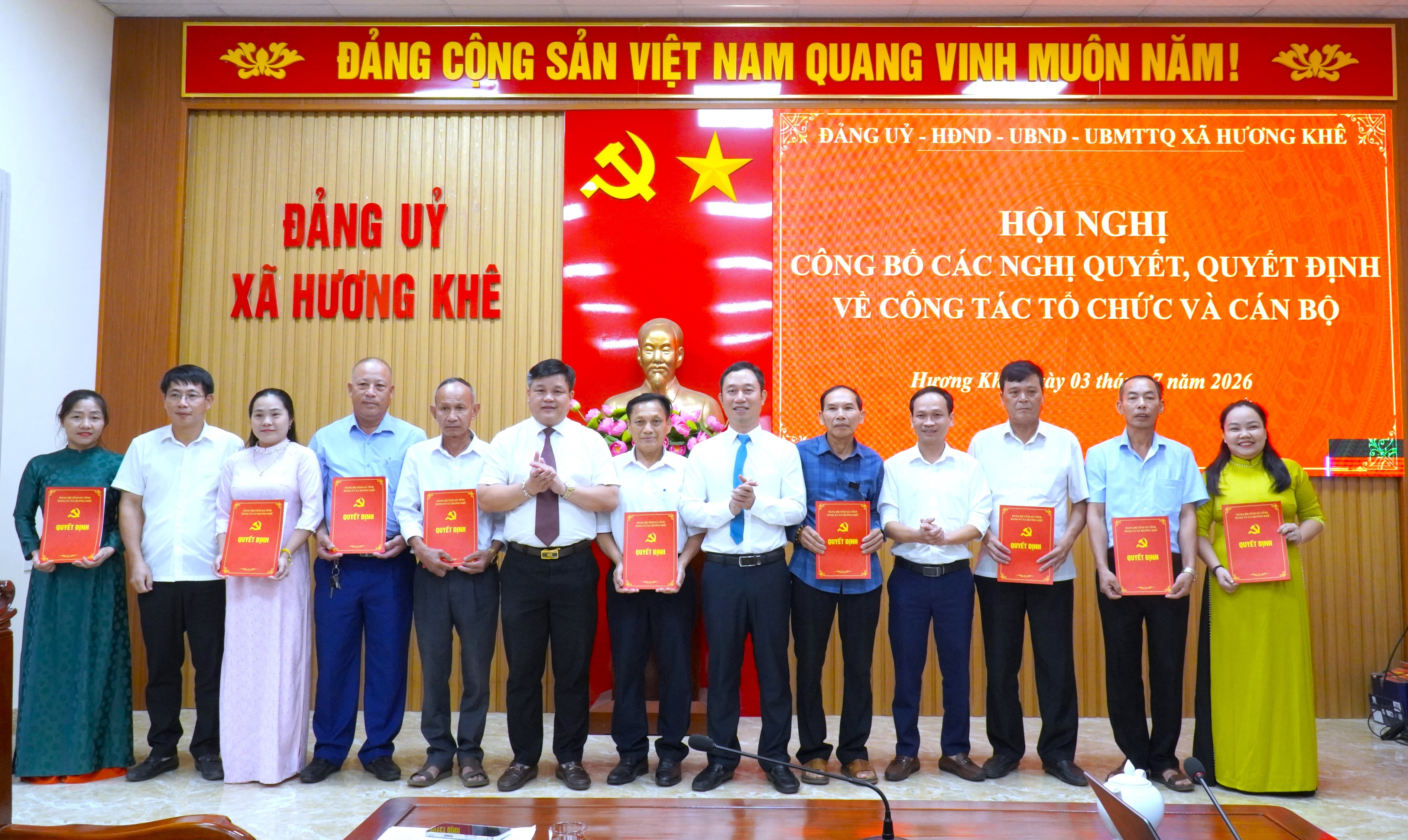 Xã Hương Khê công bố các nghị quyết, quyết định về sắp xếp thôn, chi bộ, trường học và công tác cán bộ