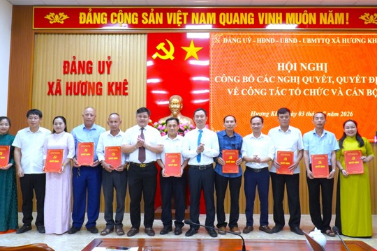 Xã Hương Khê công bố các nghị quyết, quyết định về sắp xếp thôn, chi bộ, trường học và công tác cán bộ 