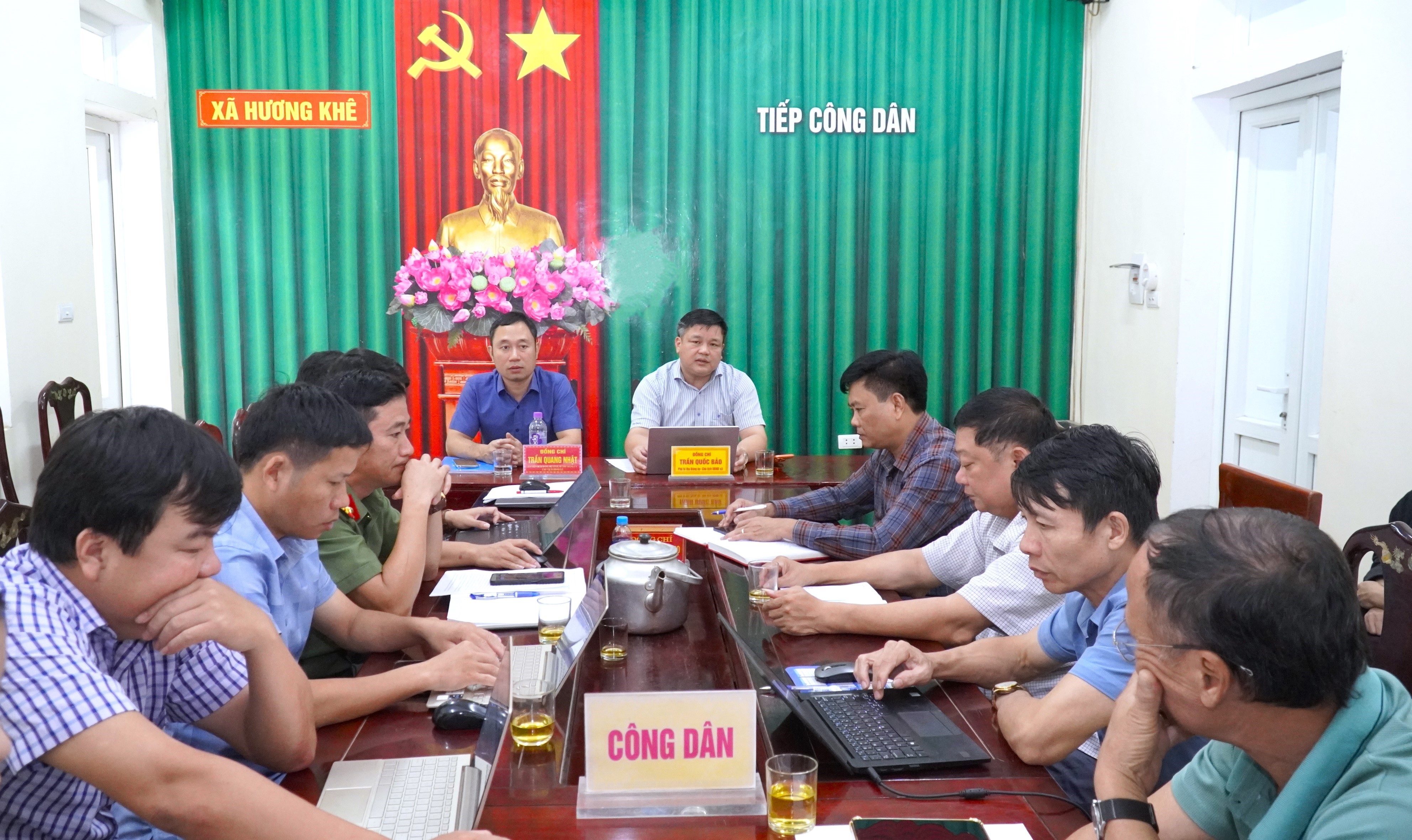 Đồng chí Bí thư Đảng ủy và Chủ tịch UBND xã tiếp công dân định kỳ tháng 8/2026