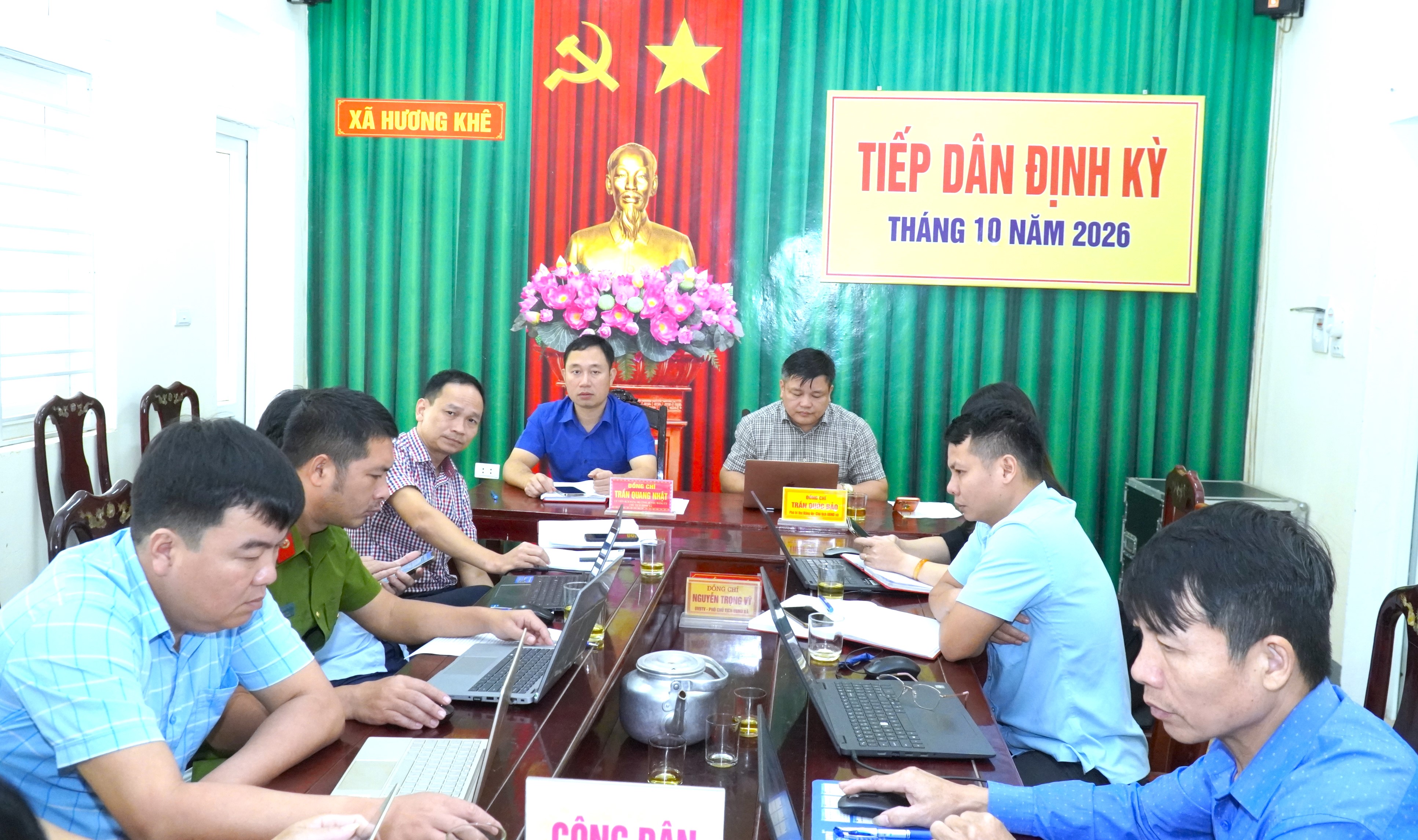Đồng chí Bí thư Đảng ủy, Chủ tịch HĐND xã và Chủ tịch UBND xã Hương Khê tiếp công dân định kỳ tháng 10 năm 2026