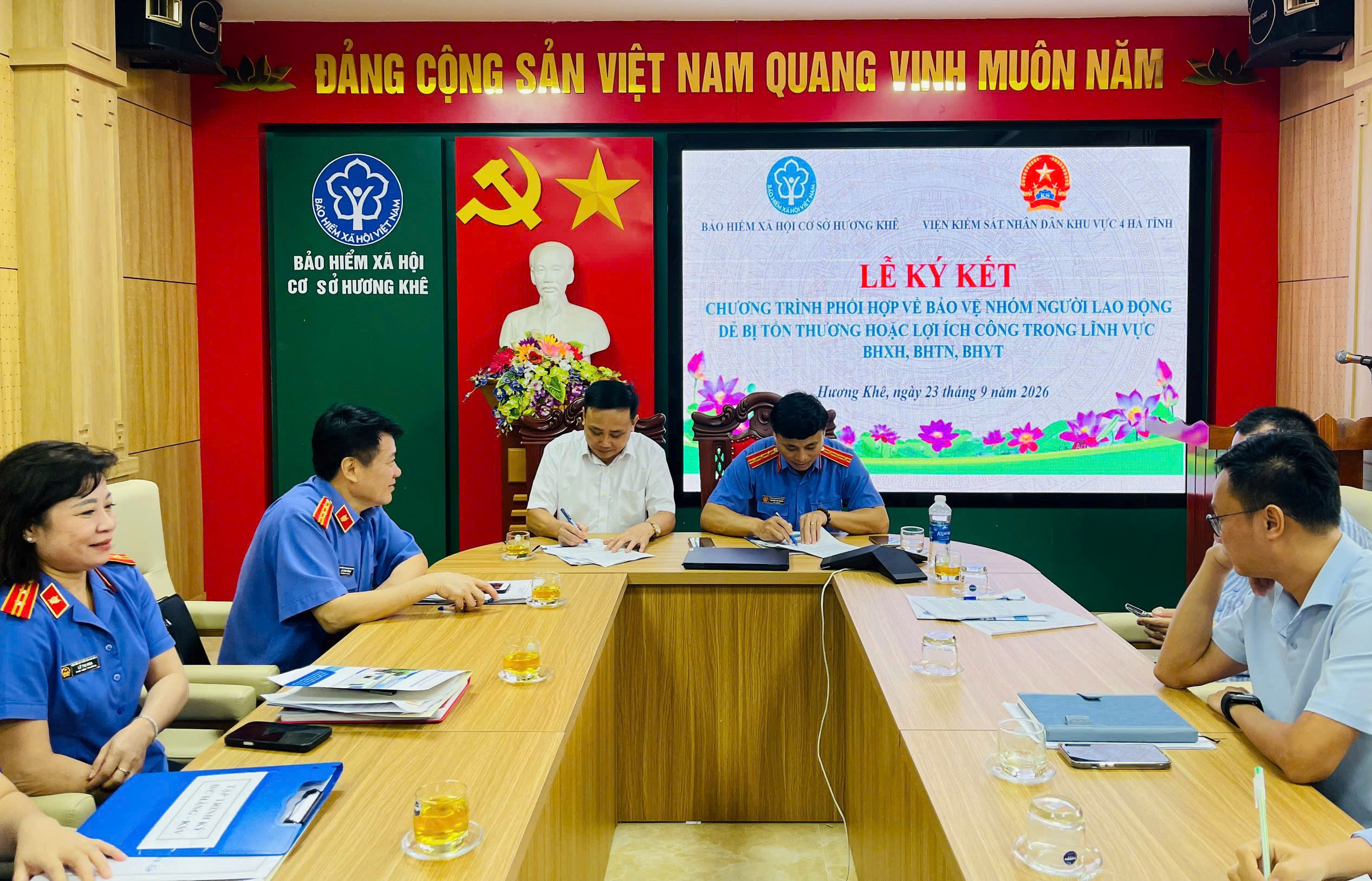 VKSND khu vực 4 và BHXH Cơ sở Hương Khê ký kết chương trình phối hợp thực hiện Nghị quyết 205 của Quốc hội