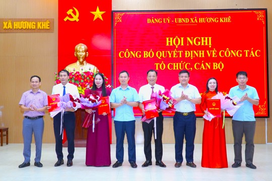 Hương Khê công bố các quyết định sắp xếp cơ sở giáo dục, tổ chức Đảng và công tác cán bộ