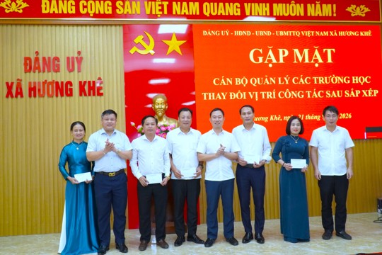 Xã Hương Khê gặp mặt cán bộ quản lý các trường học thay đổi vị trí công tác 