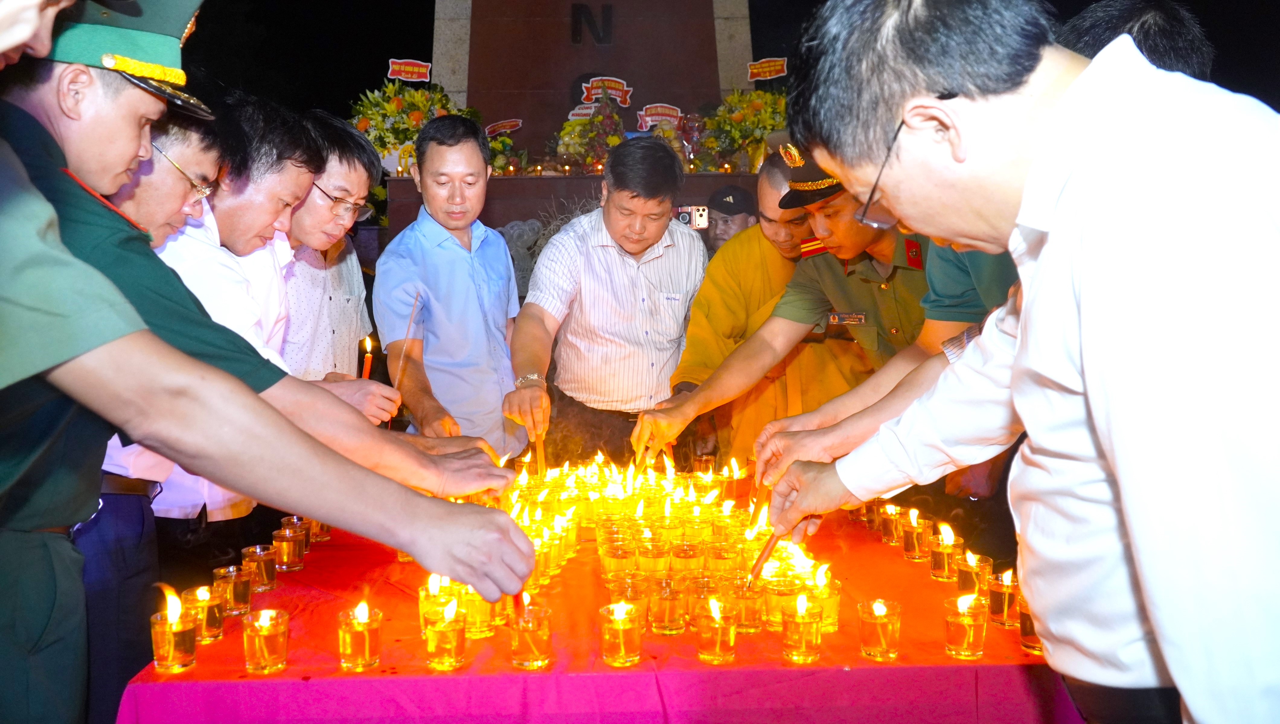 Xã Hương Khê tổ chức Lễ thắp nến tri ân các Anh hùng liệt sĩ