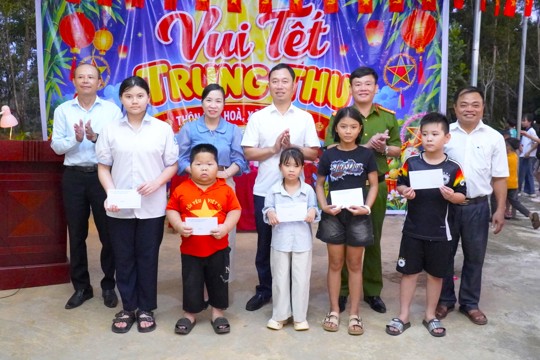 Thôn Phố Hòa tổ chức chương trình “Vui Tết Trung thu” cho thiếu nhi