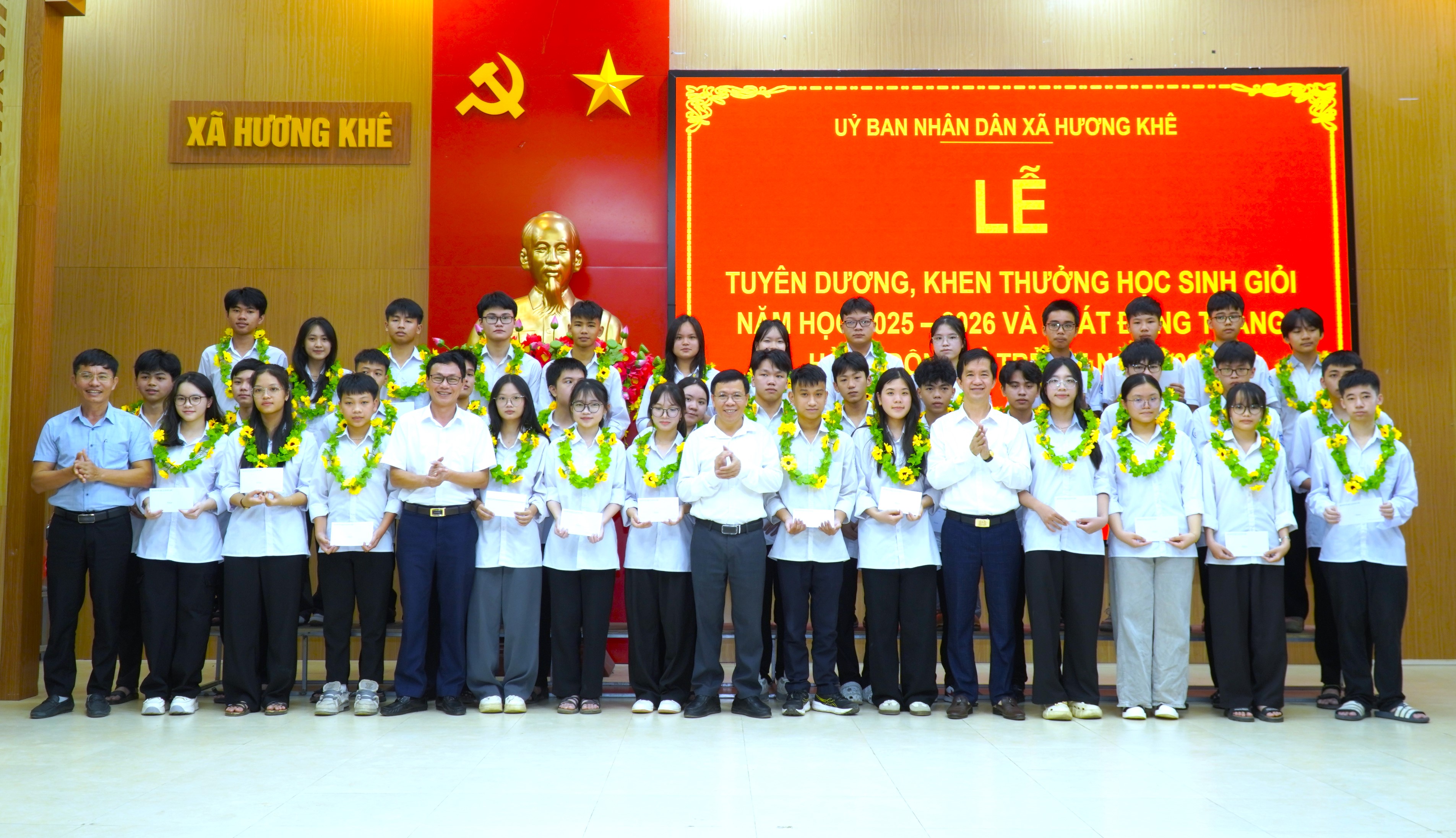 Xã Hương Khê tuyên dương học sinh giỏi và phát động Tháng hành động vì trẻ em năm 2026