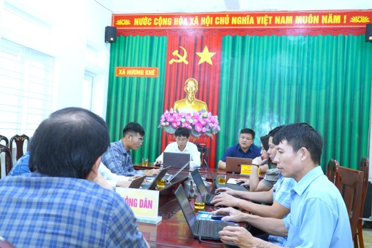 Lãnh đạo xã Hương Khê làm việc với các hộ có đơn kiến nghị liên quan đến đất đai 
