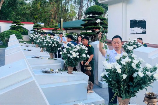 Lãnh đạo xã Hương Khê dâng hoa, dâng hương tưởng niệm 10 nữ Thanh niên xung phong anh hùng tại Ngã ba Đồng Lộc