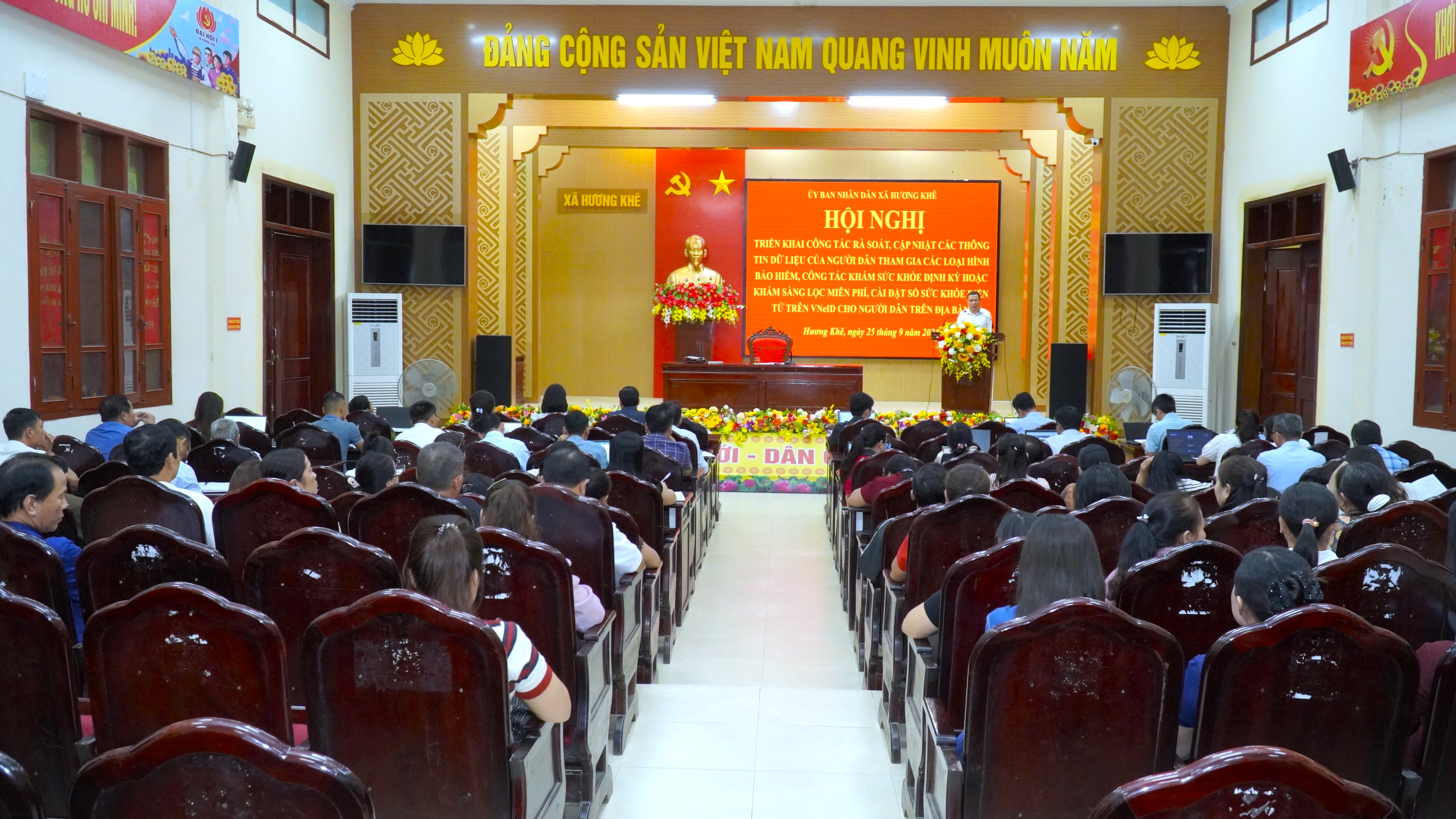 Hương Khê triển khai công tác BHXH, BHYT, khám sức khỏe định kỳ và cài đặt Sổ sức khỏe điện tử trên VNeID